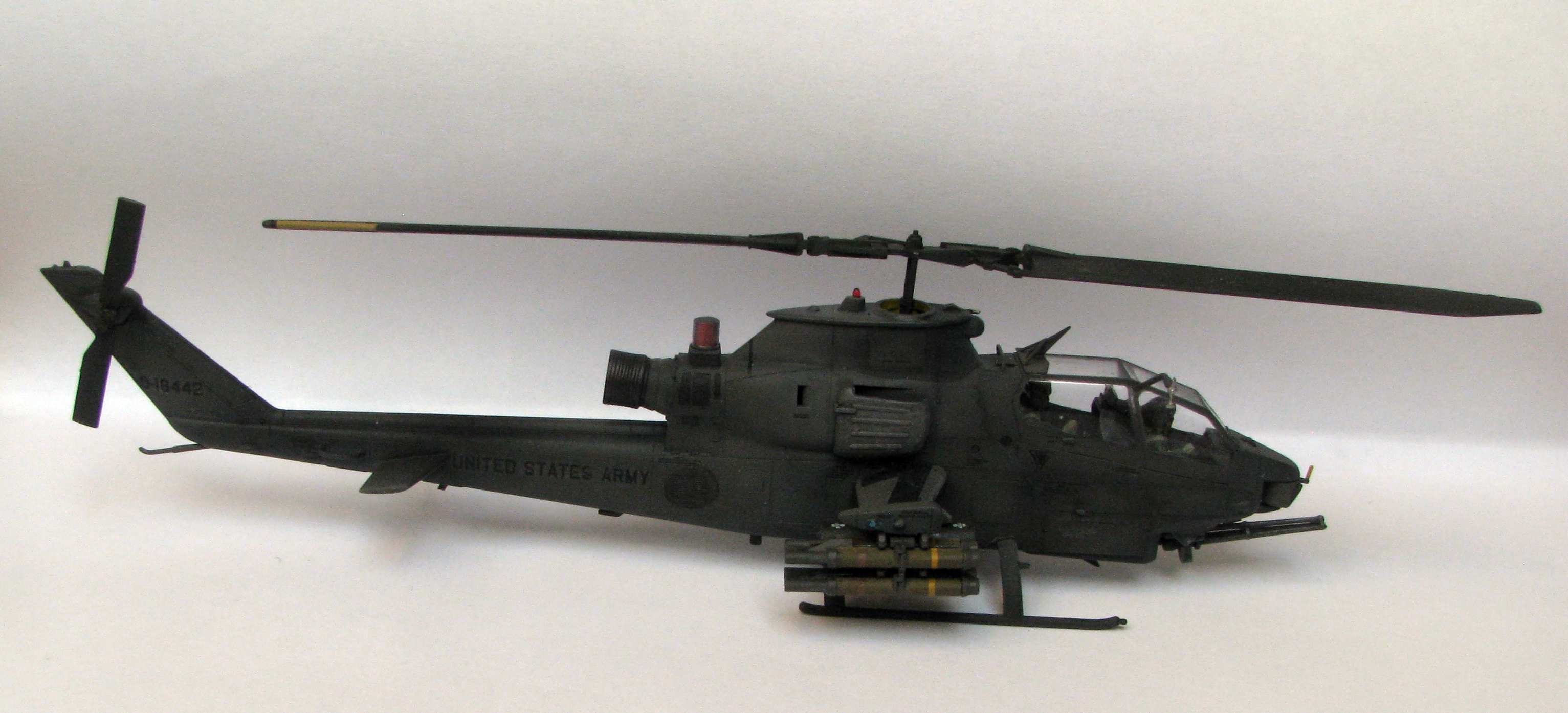 1:72 Hasegawa AH-1S by Pawel